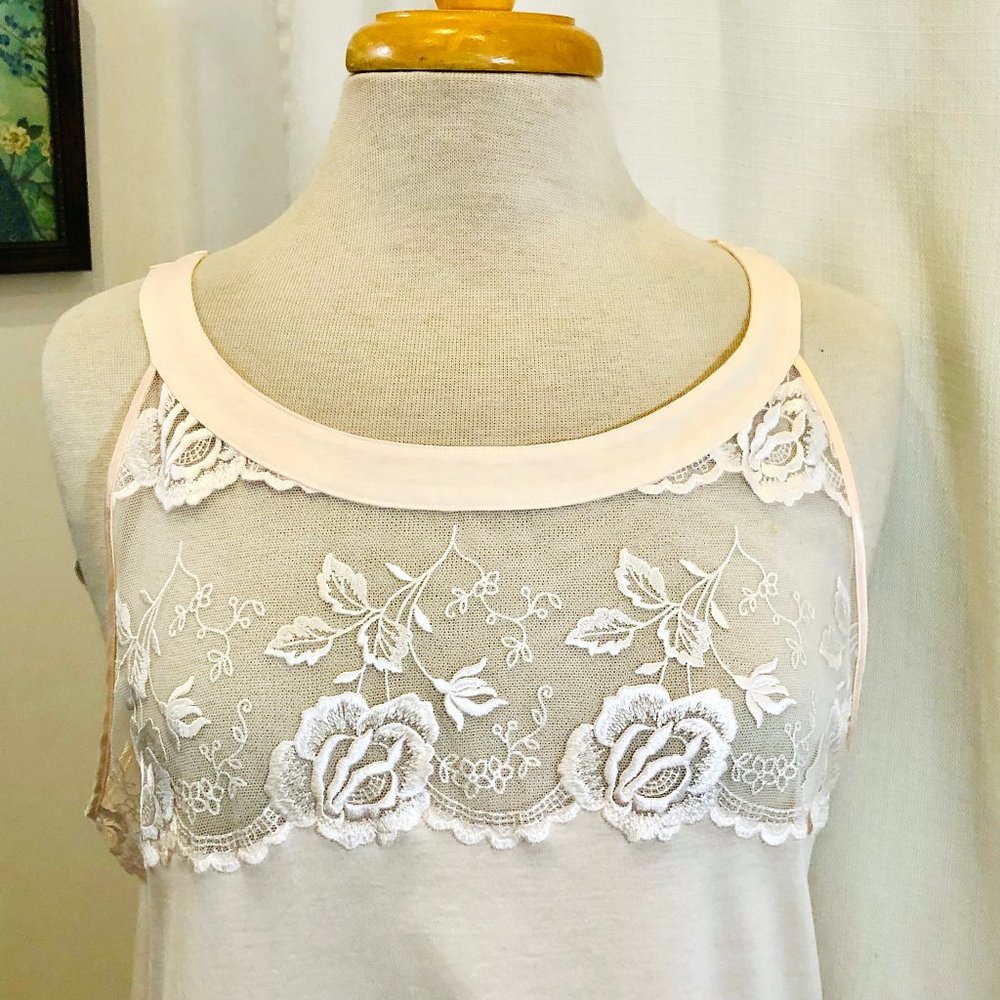 Hanro of Switzerland Short Nightgown in Blush Pink - Picture 4 of 8